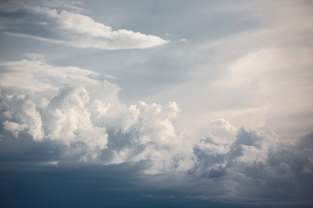 Hybrid AI Models: When Edge Meets Cloud for Optimal Performance